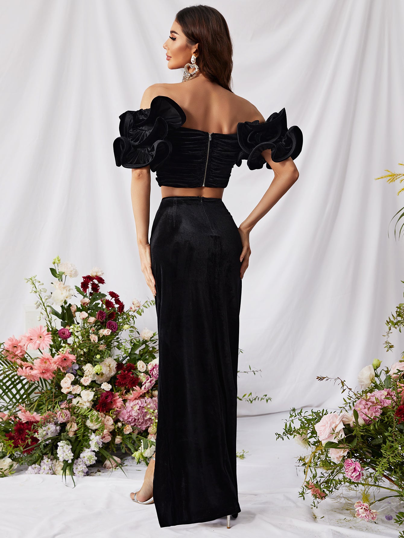 Off-shoulder pleated velvet top & pleated slit skirt